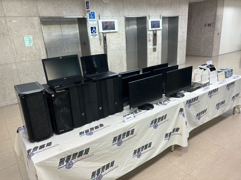 全案查扣現金296萬元、汽車4輛、電腦設備等贓證物一批。記者李隆揆／攝影