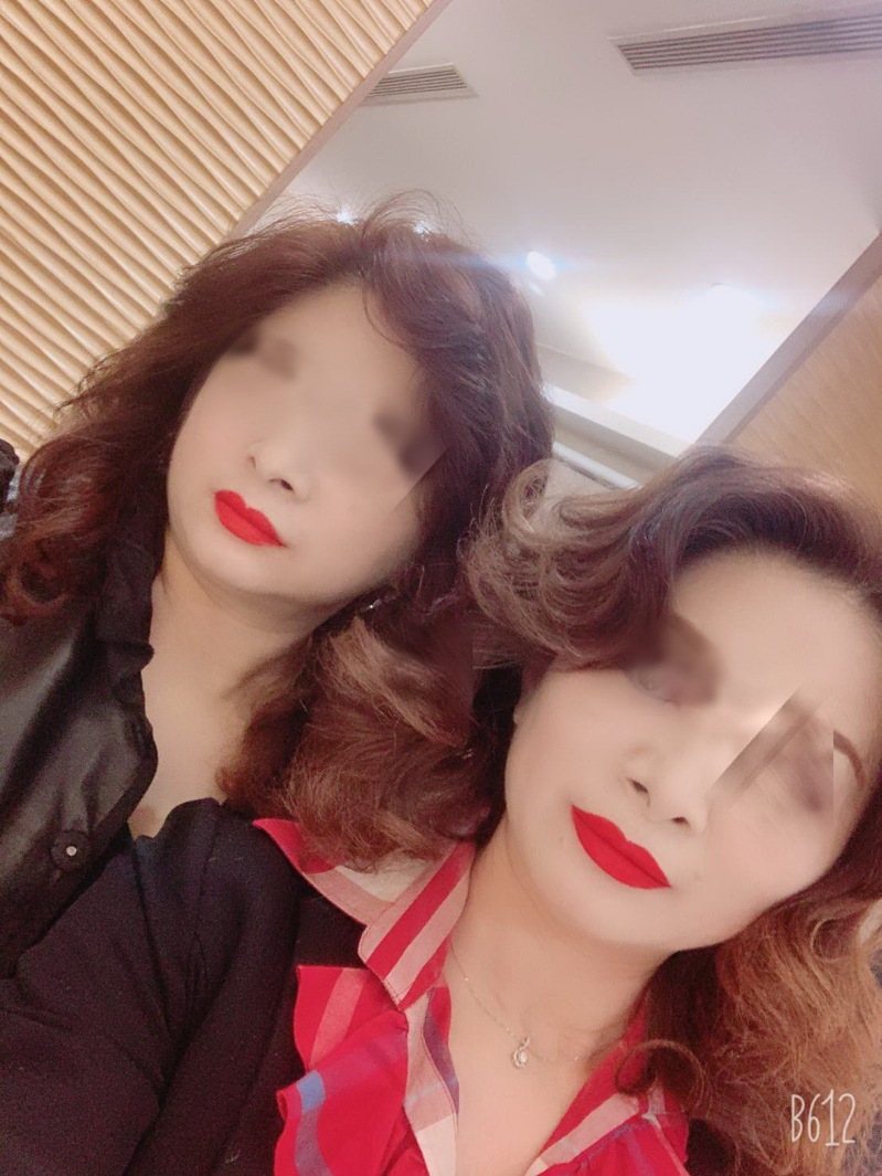 右邊紅衣者即為車禍亡故的廖姓女子,家屬疑她被人跟蹤,且曾報案在高速公路被追,讓這起意外更顯不單純。記者蔡維斌/翻攝 右邊紅衣者即為車禍亡故的廖姓女子,家屬疑她被人跟蹤,且曾報案在高速公路被追,讓這起意外更顯不單純。記者蔡維斌/翻攝