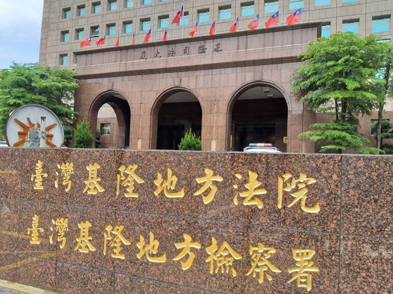 新北市黃姓男童疑在嬰兒時期就已死亡，警方昨天在基隆山區找到他的骸骨。檢察官認定生父黃尊涉犯殺人、遺棄屍體罪嫌重大，向基隆地方法院聲請羈押獲准。記者邱瑞杰／攝影