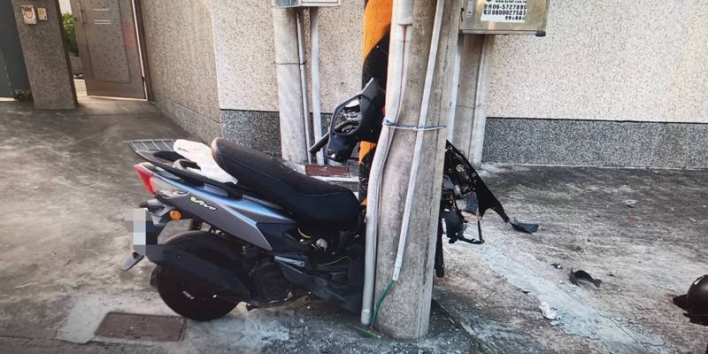 台南市安南區本原街一段今天發生,機車不偏不倚撞進兩根電線桿間的狹窄縫隙,男騎士重傷送醫不治。圖/民眾提供 台南市安南區本原街一段今天發生,機車不偏不倚撞進兩根電線桿間的狹窄縫隙,男騎士重傷送醫不治。圖/民眾提供