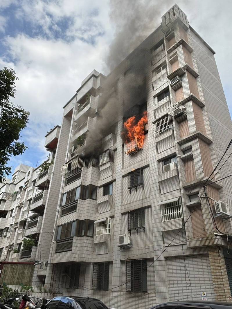 彰化市泰和中街今天下午近3點傳出大樓火警，火勢從4樓窗戶竄出。圖／警消提供