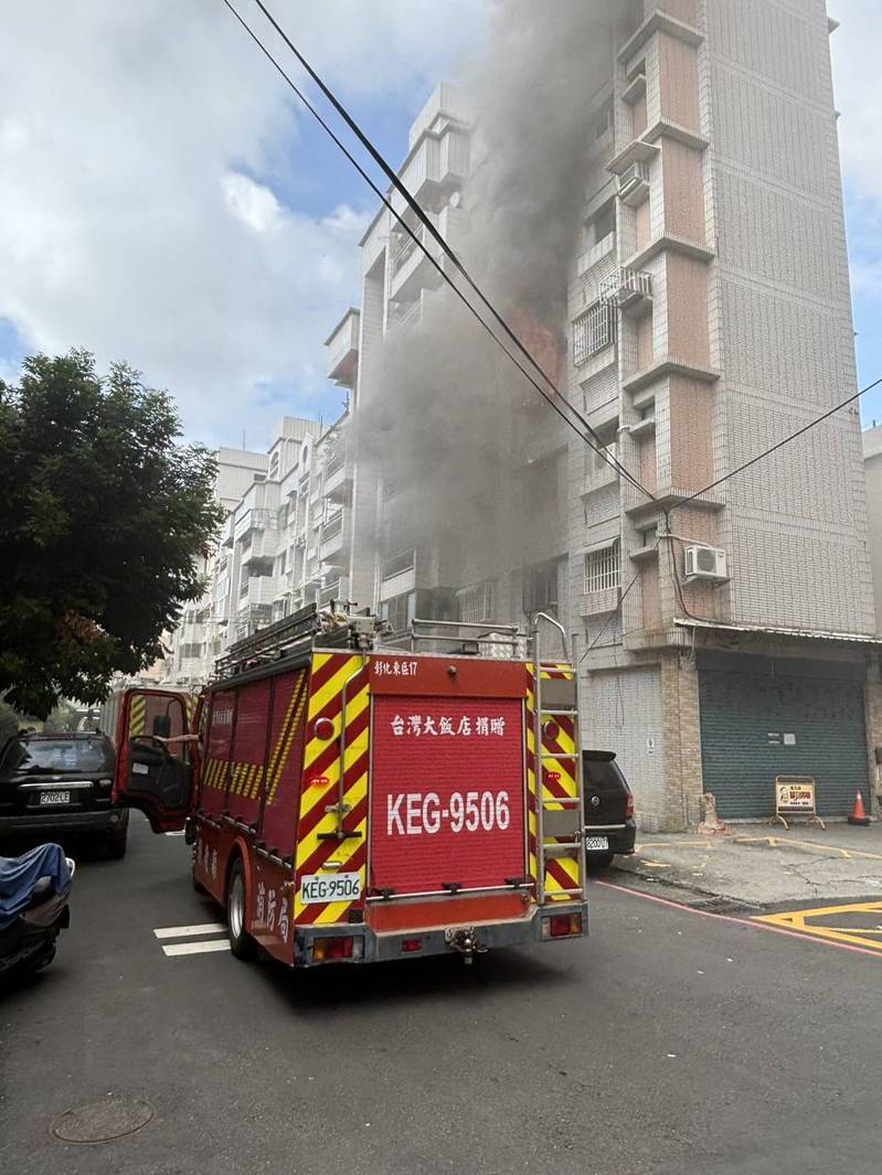 彰化市泰和中街今天下午近3點傳出大樓火警，火勢及濃煙從4樓窗戶竄出。圖／警消提供