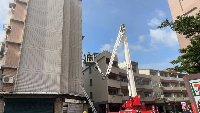 彰化市泰和中街今天下午近3點傳出大樓火警，火勢及濃煙從4樓窗戶竄出，消防隊出動雲梯車救人。圖／警消提供