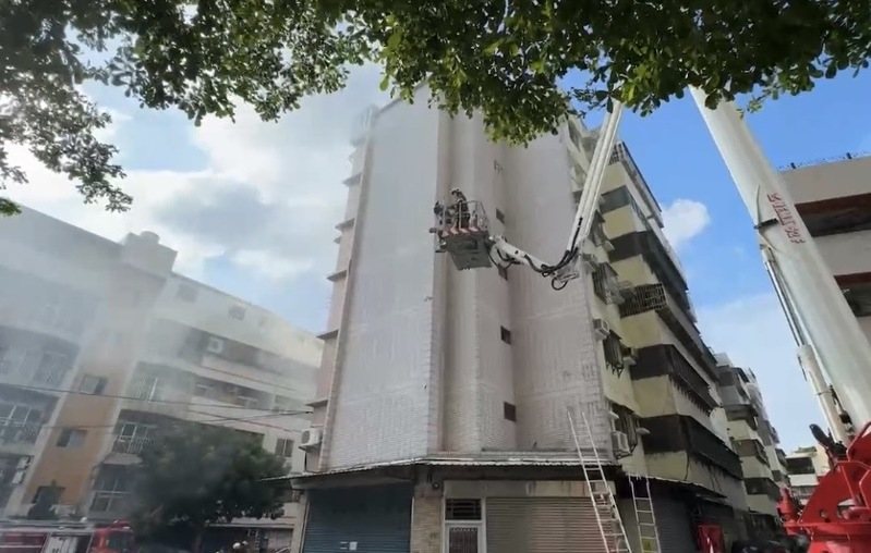 彰化市泰和中街今天下午近3點傳出大樓火警，火勢及濃煙從4樓窗戶竄出，消防隊出動雲梯車救人。圖／警消提供