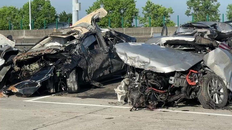 肇事的兩車撞得稀爛，古邊是廖女開的車，但廖女並非車主。記者蔡維斌／翻攝