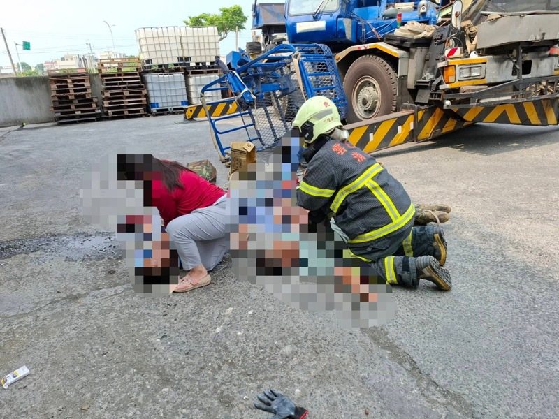 雲林虎尾鎮北溪里的再興飼料工廠下午疑似吊車高空作業時，4人從吊籃掉落。記者陳雅玲／翻攝
