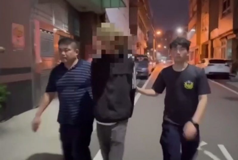 台中市31歲黃姓男子自稱7年前未婚生子，但男嬰僅6個月大即猝死，他把屍體裝在手提袋放家裡長達5年，才帶到基隆山區掩埋，今年孩子屆齡未入學才曝光，警方昨天找到遺骸、將黃男依殺人等罪移送法辦，法院裁定羈押。記者林昭彰／翻攝
