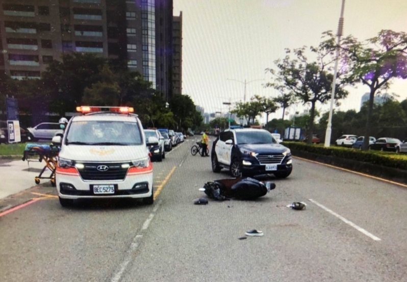 羅姓女子開車剛離開賣場停車場,與蔡姓老翁的機車出車禍,蔡翁夫婦倒地受傷,由救護車送醫。記者林保光/翻攝 羅姓女子開車剛離開賣場停車場,與蔡姓老翁的機車出車禍,蔡翁夫婦倒地受傷,由救護車送醫。記者林保光/翻攝