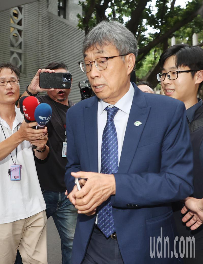台北地檢署偵辦超思進口雞蛋案，農業部長陳駿季（中）表示中午回辦公室時候，檢調針對雞蛋案，有請畜產會跟部會同仁到檢調單位做一些詢問。記者曾學仁／攝影