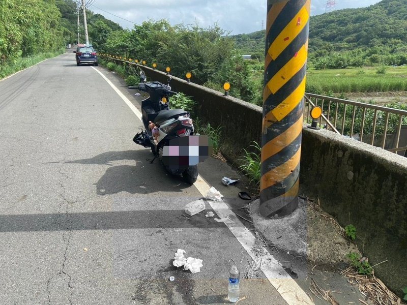 黃男今下午騎機車經過新北市林口區頂福一過彎處自撞燈桿，黃男顏面骨折、肢體多處擦挫傷，肇因待查。記者曾伯愷／翻攝