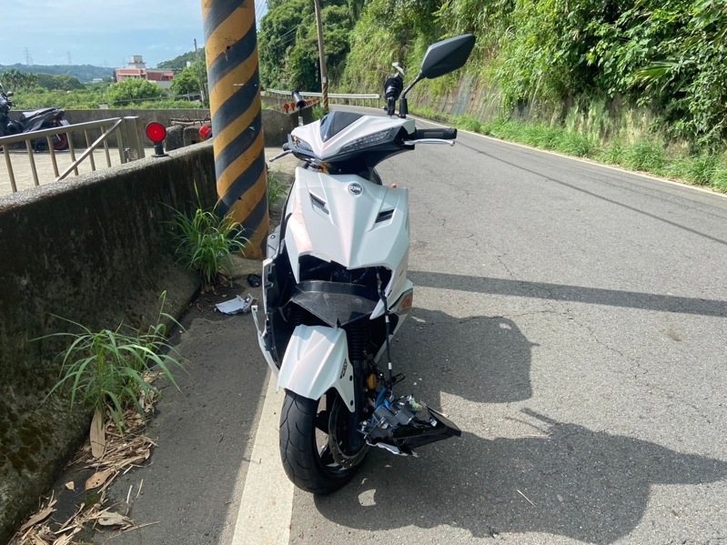 黃男今下午騎機車經過新北市林口區頂福一過彎處自撞燈桿，黃男顏面骨折、肢體多處擦挫傷，肇因待查。記者曾伯愷／翻攝