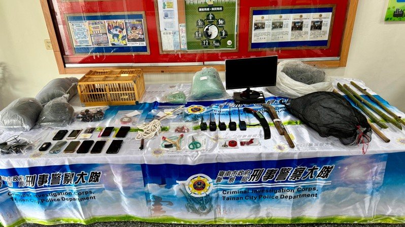 台南警方破擄鴿勒贖集團,警逮捕15人 送辦。記者謝進盛/翻攝 台南警方破擄鴿勒贖集團,警逮捕15人 送辦。記者謝進盛/翻攝