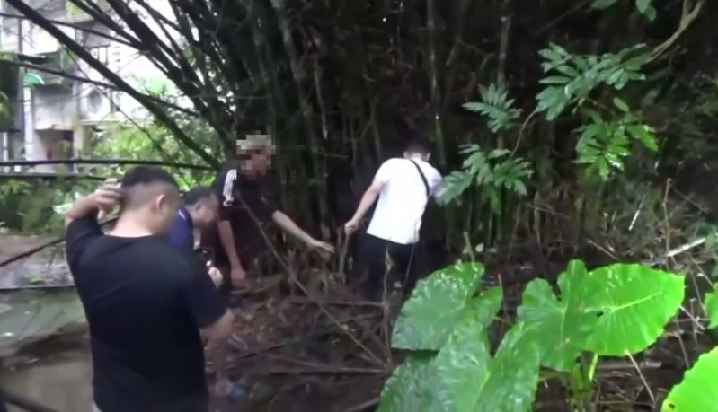 台中市31歲黃姓男子（右二）自稱7年前未婚生子，但男嬰僅6個月大即猝死，他把屍體裝在手提袋放在台中家裡長達5年，才帶到基隆山區掩埋，今年孩子屆齡未入學才曝光，警方昨天找到遺骸。記者林昭彰／翻攝