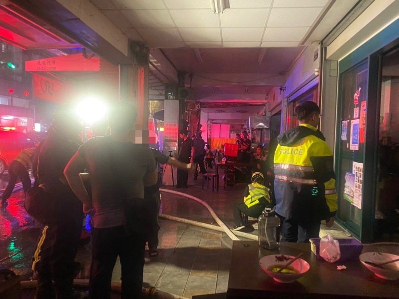 台中市南屯區1間素食店今晚驚傳起火，警消趕赴現場很快控制火勢，所幸屋主及家人第一時間逃出。記者曾健祐／翻攝