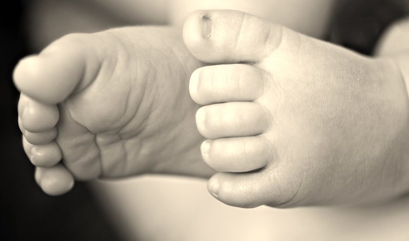 陳姓女子與大女兒及約4月大的小女兒接受高雄社會局扶助，23日將大女兒送托時告知托嬰中心小女兒疑似死亡，檢警介入偵辦，陳女訊後遭橋頭地檢署依殺人等罪嫌聲押獲准。情境示意圖。圖／Ingimage