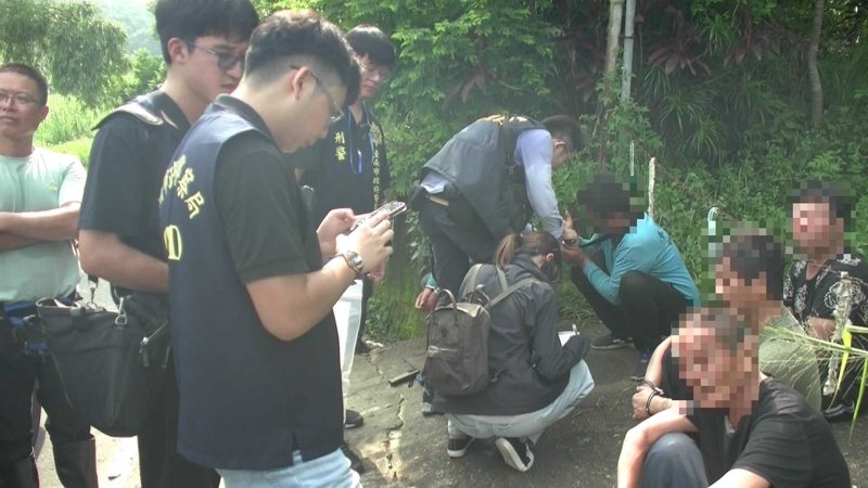 台南警方破擄鴿勒贖集團,警逮捕15人 送辦。記者謝進盛/翻攝 台南警方破擄鴿勒贖集團,警逮捕15人 送辦。記者謝進盛/翻攝