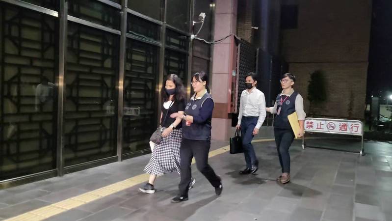 「亮采」公司女會計(左一)在調查局作證後移送台北地檢署複訊。記者王聖藜/攝影 「亮采」公司女會計(左一)在調查局作證後移送台北地檢署複訊。記者王聖藜/攝影