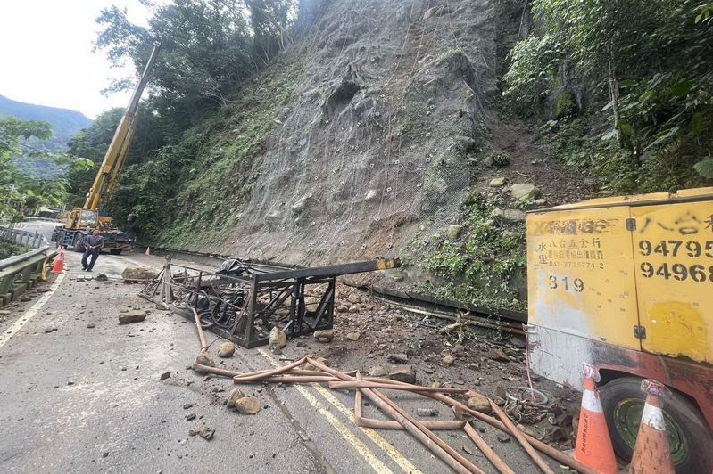 苗栗縣泰安鄉苗62線道路災害復建工程24日施工中發生落石，39歲谷姓工人遭擊中身亡。縣府工務處令工區暫時停工，配合勞檢單位調查。（中央社）