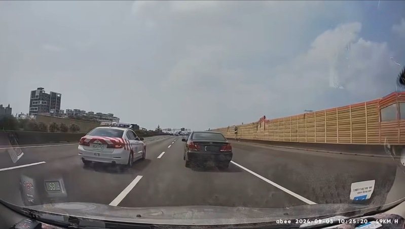 網友在臉書社群PO文指出,在台南仁德交流道,發現1輛黑車完全不加速低速行駛擋道,幸被國道警察警網攔車拖吊排除。圖/翻攝自翻轉大台南交通違規2.0臉書社群 網友在臉書社群PO文指出,在台南仁德交流道,發現1輛黑車完全不加速低速行駛擋道,幸被國道警察警網攔車拖吊排除。圖/翻攝自翻轉大台南交通違規2.0臉書社群