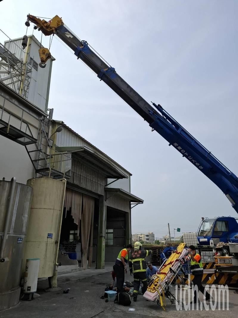 雲林虎尾鎮北溪里的再興飼料工廠下午疑似進行吊車高空作業,吊籃突然從6公尺高掉落,籃內4名男子重摔地面。記者陳雅玲/攝影 雲林虎尾鎮北溪里的再興飼料工廠下午疑似進行吊車高空作業,吊籃突然從6公尺高掉落,籃內4名男子重摔地面。記者陳雅玲/攝影
