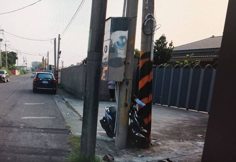 機車不偏不倚撞進兩根電線桿間的狹窄縫隙,男騎士重傷送醫不治。圖/民眾提供 機車不偏不倚撞進兩根電線桿間的狹窄縫隙,男騎士重傷送醫不治。圖/民眾提供