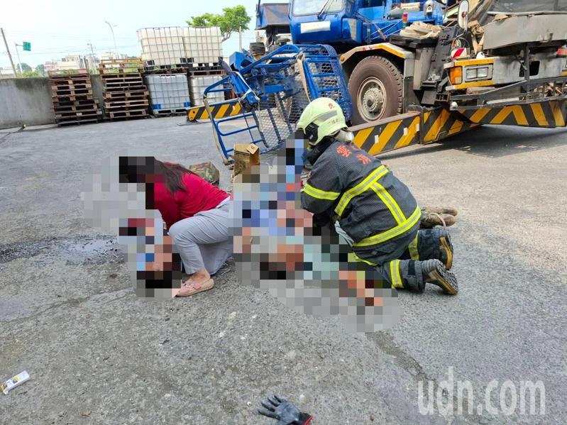 雲林虎尾鎮北溪里的再興飼料工廠下午疑似進行吊車高空作業,吊籃突然從6公尺高掉落,籃內4名男子重摔地面。記者陳雅玲/攝影 雲林虎尾鎮北溪里的再興飼料工廠下午疑似進行吊車高空作業,吊籃突然從6公尺高掉落,籃內4名男子重摔地面。記者陳雅玲/攝影