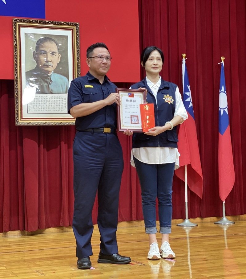 反詐騙公益電影「曙光」24日在彰化縣警局開拍,藝人方季惟(右)變身成英挺的刑警大隊長,劇中接受彰化縣警局局長陳明君(左) 頒獎表揚。記者林宛諭/攝影 反詐騙公益電影「曙光」24日在彰化縣警局開拍,藝人方季惟(右)變身成英挺的刑警大隊長,劇中接受彰化縣警局局長陳明君(左) 頒獎表揚。記者林宛諭/攝影