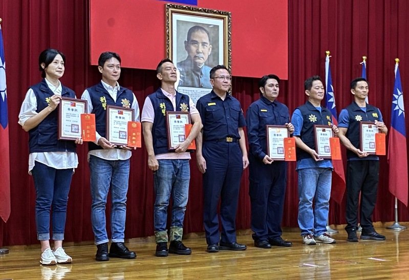 反詐騙公益電影「曙光」24日在彰化縣警局開拍,藝人方季惟(左一)變身成英挺的刑警大隊長,劇中接受彰化縣警局局長陳明君(左四)頒獎表揚。記者林宛諭/攝影 反詐騙公益電影「曙光」24日在彰化縣警局開拍,藝人方季惟(左一)變身成英挺的刑警大隊長,劇中接受彰化縣警局局長陳明君(左四)頒獎表揚。記者林宛諭/攝影