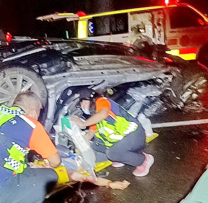 國道一號斗南段發生三死一傷車禍,兩車撞上路肩護欄再彈回車道翻覆,三人死亡,現場一片狼藉。記者蔡維斌/翻攝 國道一號斗南段發生三死一傷車禍,兩車撞上路肩護欄再彈回車道翻覆,三人死亡,現場一片狼藉。記者蔡維斌/翻攝