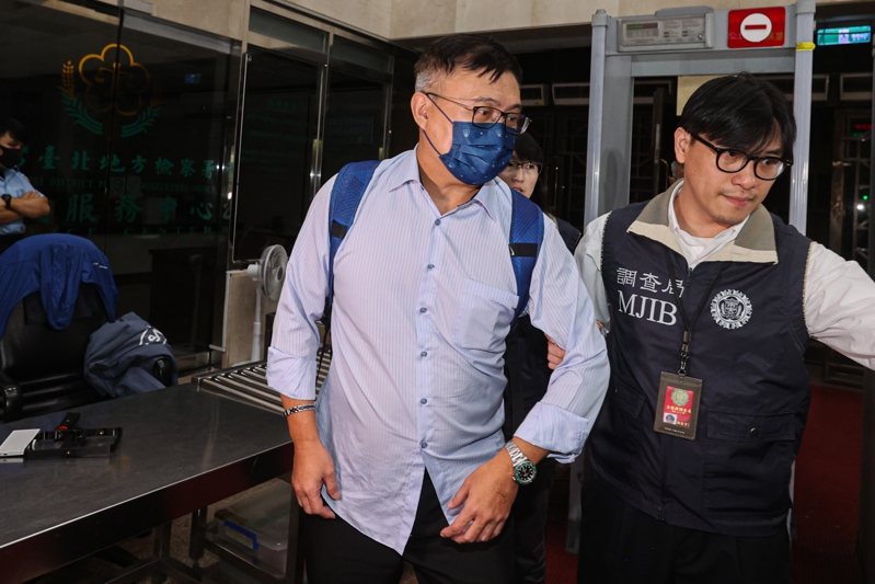 台北地檢署偵辦超思進口雞蛋案，今天凌晨亮采負責人林宜龍（左）抵達北檢。記者曾原信／攝影