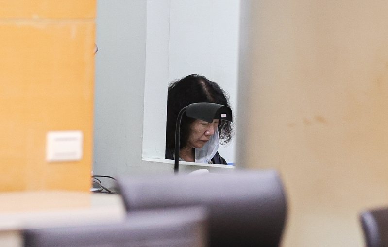 台北地檢署偵辦超思進口雞蛋案，晚間超思公司負責人秦語喬（圖）在調查局人員戒護下送往北檢。記者曾原信／攝影