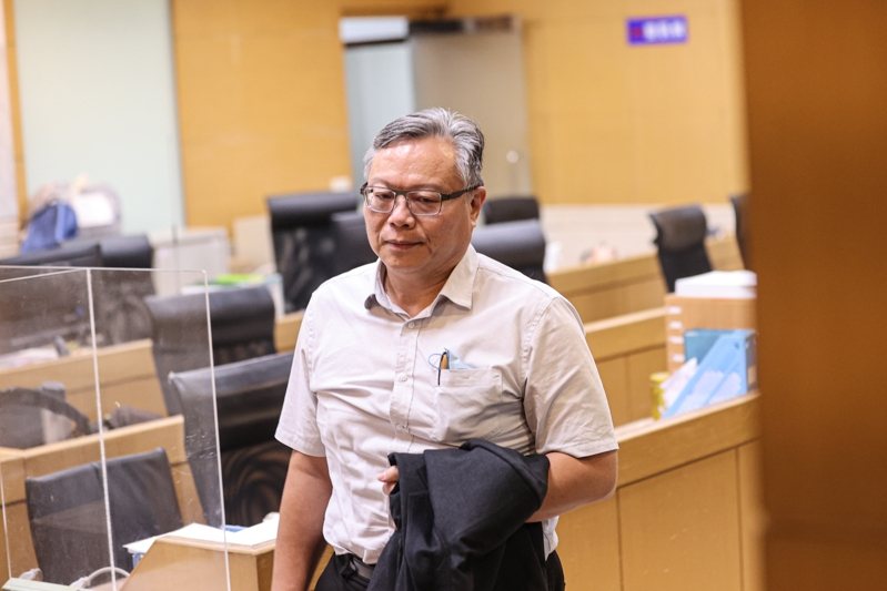 台北地檢署偵辦超思進口雞蛋案，今天凌晨中央畜產會前執行長陳中興抵達北檢，後續無保請回。記者曾原信／攝影