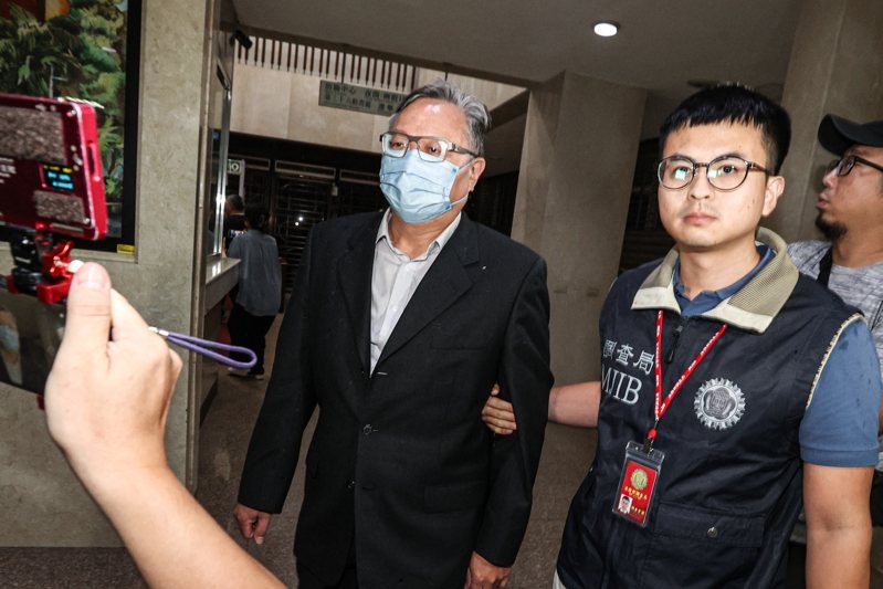 台北地檢署偵辦超思進口雞蛋案，今天凌晨中央畜產會前執行長陳中興抵達北檢，後續無保請回。記者曾原信／攝影