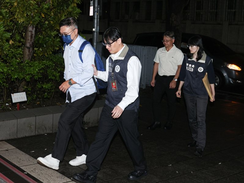 台北地檢署偵辦超思進口雞蛋案，今天凌晨亮采負責人林宜龍（左）100萬元交保。記者曾原信／攝影