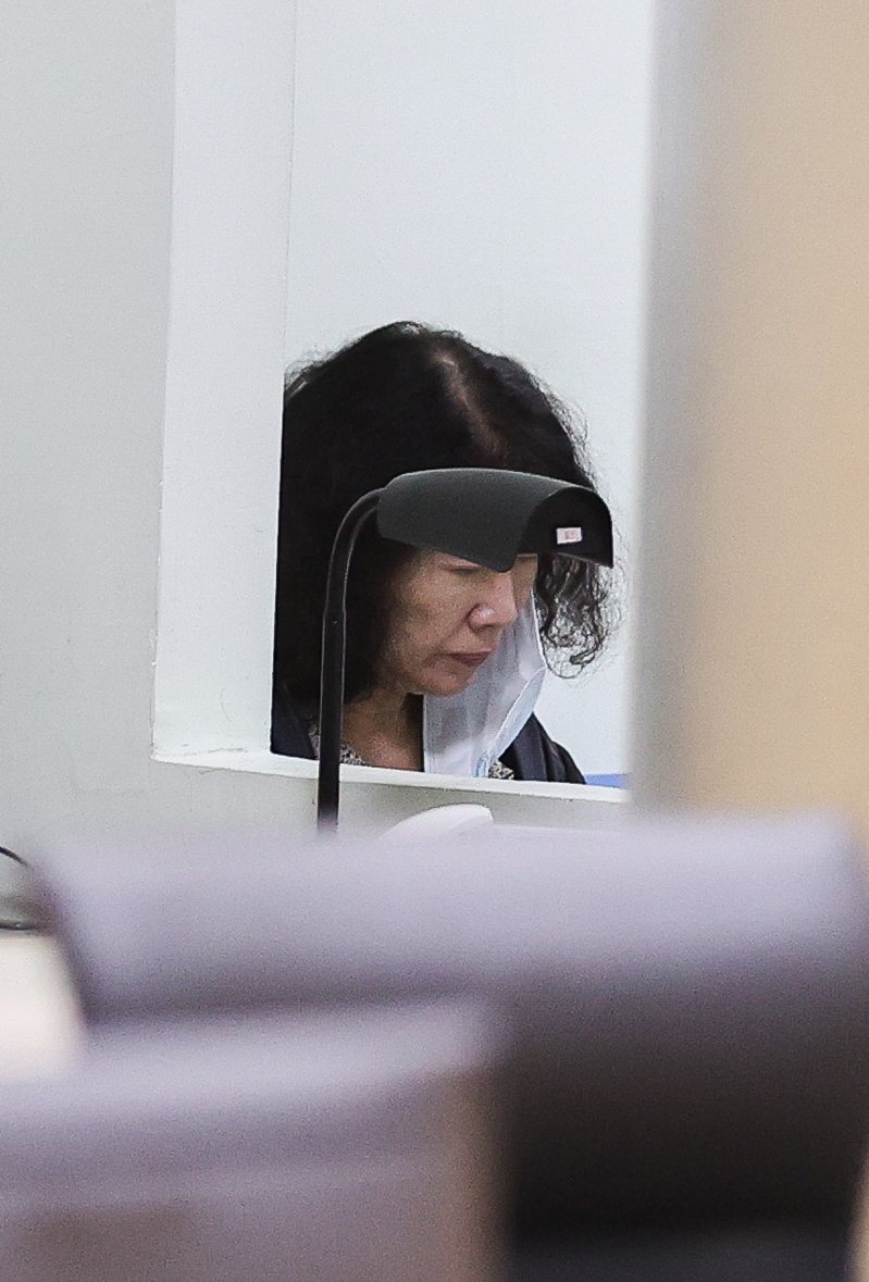 台北地檢署偵辦超思進口雞蛋案，今天凌晨超思公司負責人秦語喬以200萬元交保並限制出境出海。記者曾原信／攝影