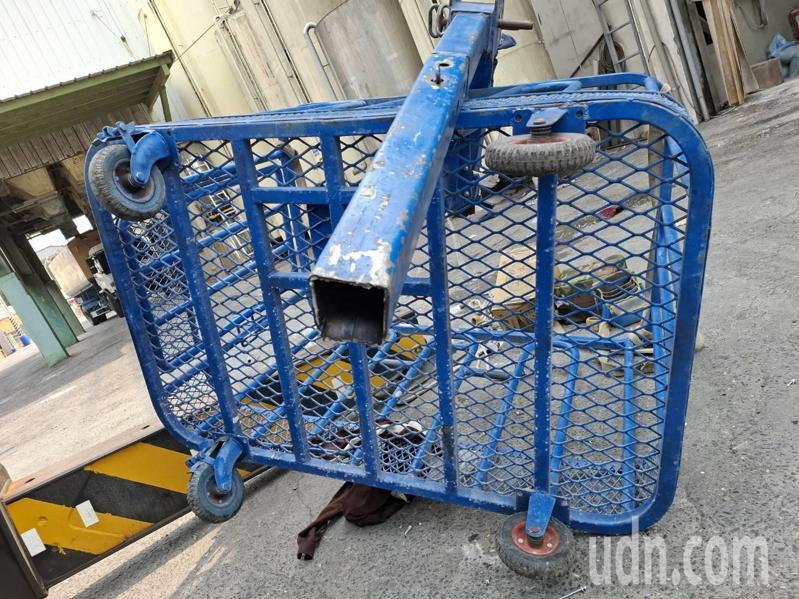 雲林虎尾鎮北溪里的再興飼料工廠下午疑似進行吊車高空作業,吊籃突然從6公尺高掉落,籃內4名男子重摔地面。記者陳雅玲/攝影 雲林虎尾鎮北溪里的再興飼料工廠下午疑似進行吊車高空作業,吊籃突然從6公尺高掉落,籃內4名男子重摔地面。記者陳雅玲/攝影