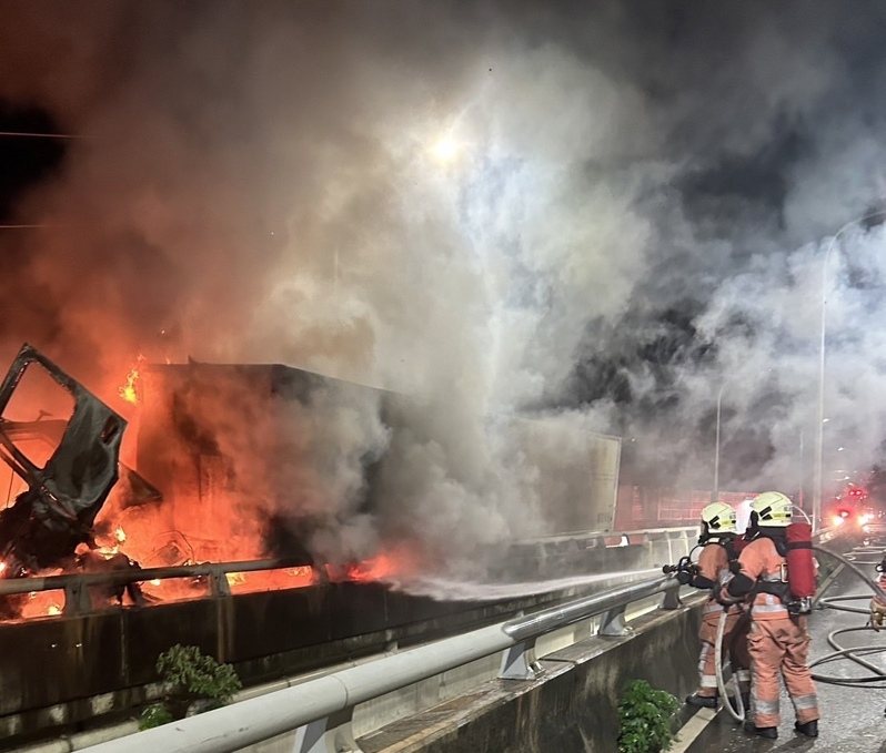 新竹市經國橋往竹北方向，今天凌晨2時許發生火燒車意外，貨車上蝦皮包裹付之一炬。圖／新竹市消防局提供