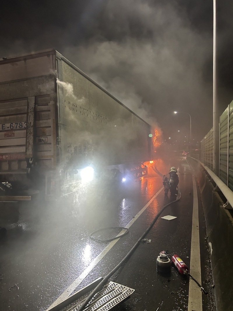 新竹市經國橋往竹北方向，今天凌晨2時許發生火燒車意外，貨車上蝦皮包裹付之一炬。圖／新竹市消防局提供
