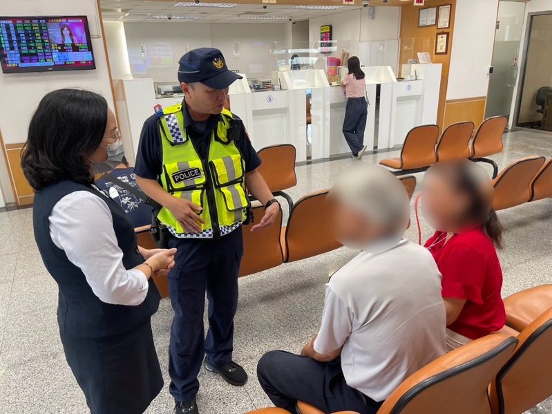 台南市劉姓男子（右2）遭到電信投資詐騙，到東區某銀行欲解約美元定存，並要匯款新台幣一百多萬元到不明帳戶，經行員和警員耐心勸說，他才打消匯款念頭，保住辛苦積蓄。記者黃宣翰／翻攝