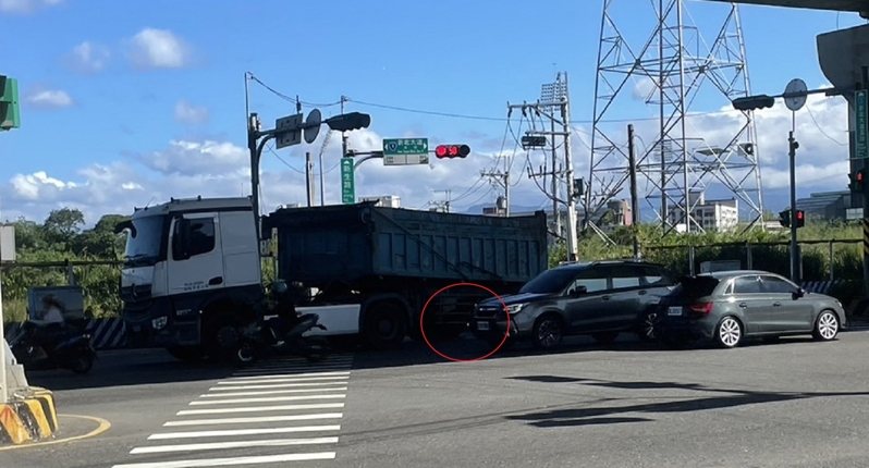 新北市泰山區新生街與新北大道口，今天下午發生死亡車禍，肇因待查。圖／民眾提供