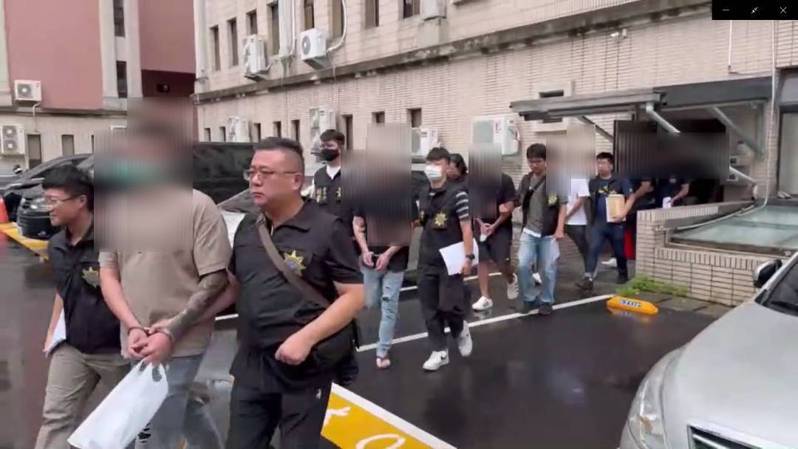 竹聯幫明仁會李姓男子等人涉暴力討債,檢警上月底收網抓人,查扣現金、手機等贓證物。記者陳宏睿/翻攝 竹聯幫明仁會李姓男子等人涉暴力討債,檢警上月底收網抓人,查扣現金、手機等贓證物。記者陳宏睿/翻攝