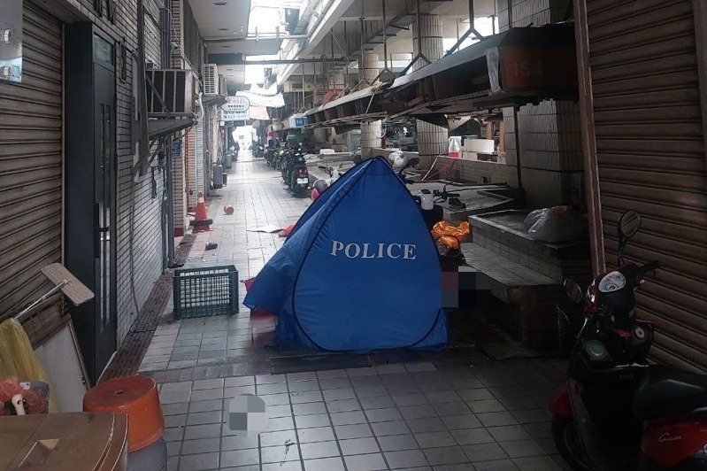 高雄市苓雅區某市場1名男子墜樓當場死亡。記者林保光／翻攝