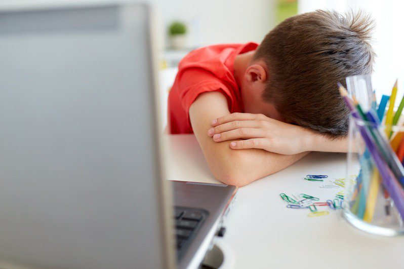 徐姓男子去年到法院開調解庭時，自爆將6歲兒子獨留在家睡覺，經通報後新北市政府社會局依違反兒童及少年福利與權益保障法，要求徐接受4小時親職教育輔導。示意圖／ingimage
