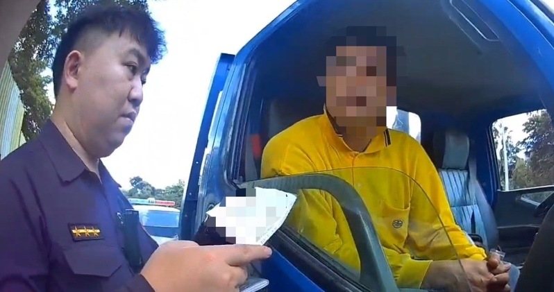 泰籍男子文沙瓦(右)拿移民署證明單想矇混身分,結果仍被警方查出他是失聯移工。記者林保光/翻攝 泰籍男子文沙瓦(右)拿移民署證明單想矇混身分,結果仍被警方查出他是失聯移工。記者林保光/翻攝