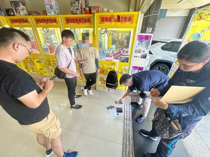 男子誤信詐騙集團LINE股票投資群組慘遭騙走逾200萬元,詐騙集團食髓知味,警昨逮捕來取款的車手(中)。圖/民眾提供 男子誤信詐騙集團LINE股票投資群組慘遭騙走逾200萬元,詐騙集團食髓知味,警昨逮捕來取款的車手(中)。圖/民眾提供