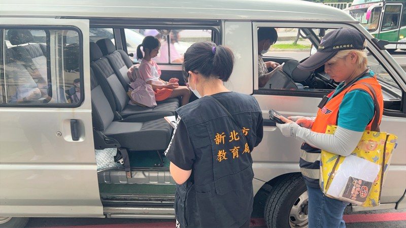 新北教育局查獲補習班使用未經核備車輛載運學童。圖/新北教育局提供 新北教育局查獲補習班使用未經核備車輛載運學童。圖/新北教育局提供
