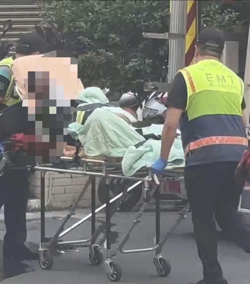 彰化市泰和中街昨天一幢大樓火警,消防隊救出受傷男子送醫。圖/民眾提供 彰化市泰和中街昨天一幢大樓火警,消防隊救出受傷男子送醫。圖/民眾提供