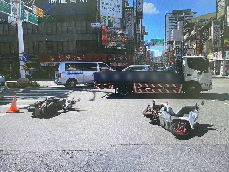 桃園一名洪姓男子今年7月間趕著參加公務人員考試,不慎在路上追撞機車。記者周嘉茹/翻攝 桃園一名洪姓男子今年7月間趕著參加公務人員考試,不慎在路上追撞機車。記者周嘉茹/翻攝