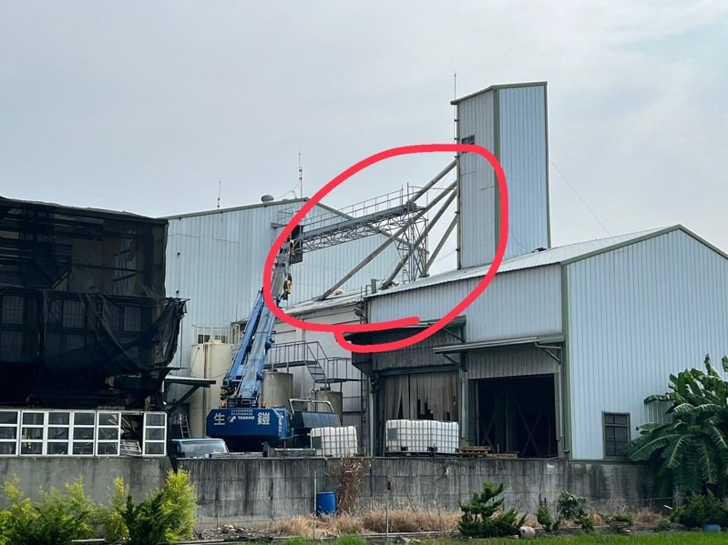雲林虎尾鎮北溪里的再興飼料工廠疑修完機械後（紅圈處），為了恢復屋頂，下午1點多進行吊車高空作業，吊臂突斷裂，4人墜地重傷。記者陳雅玲／翻攝