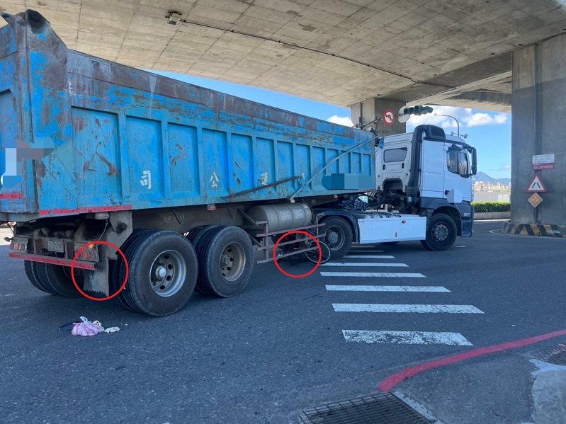 新北市泰山區新生街與新北大道六段口,今天下午發生一起死亡車禍,肇因待查。記者曾伯愷/翻攝 新北市泰山區新生街與新北大道六段口,今天下午發生一起死亡車禍,肇因待查。記者曾伯愷/翻攝